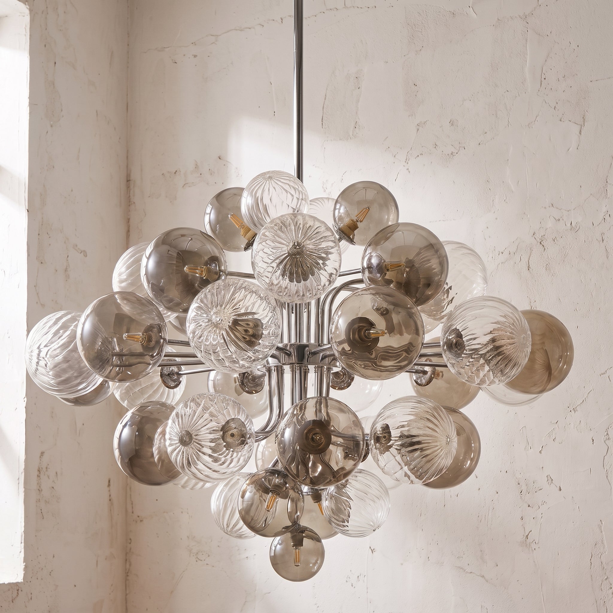 Lustre Bruma style Murano, boules de verre gris fumé – LIVO (vue 4)